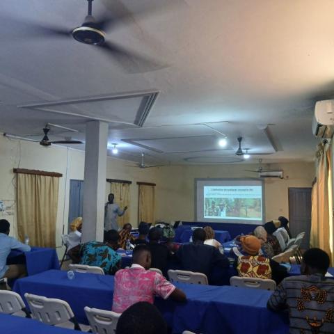 Dr. Eric AGBESSI en train de dérouler la formation sur EbA